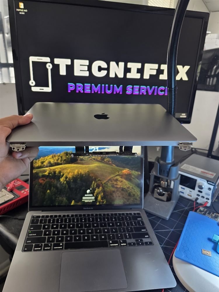 MacBook Pro screen replacement at Tecnifix
