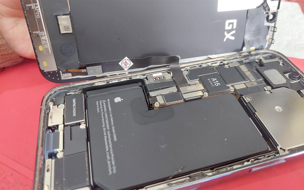 iPhone opened for repair diagnostics at Tecnifix